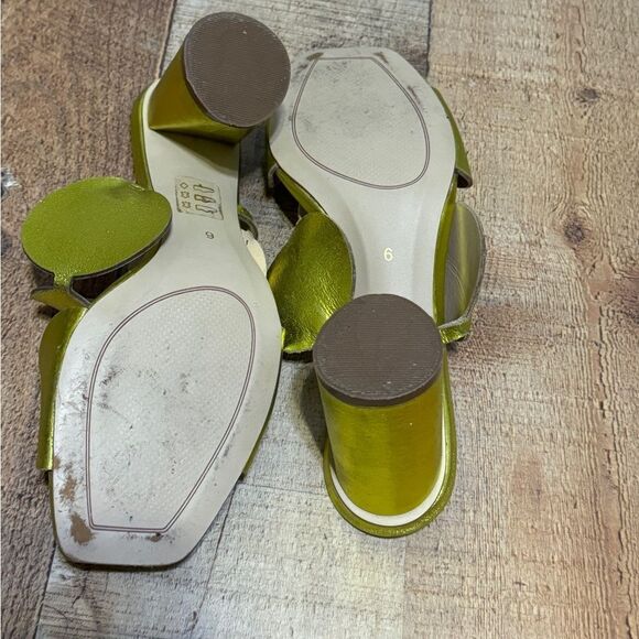 CECELIA NEW YORK
Bisquet Sandal In Yellow Metallic size 6 - Picture 9 of 12